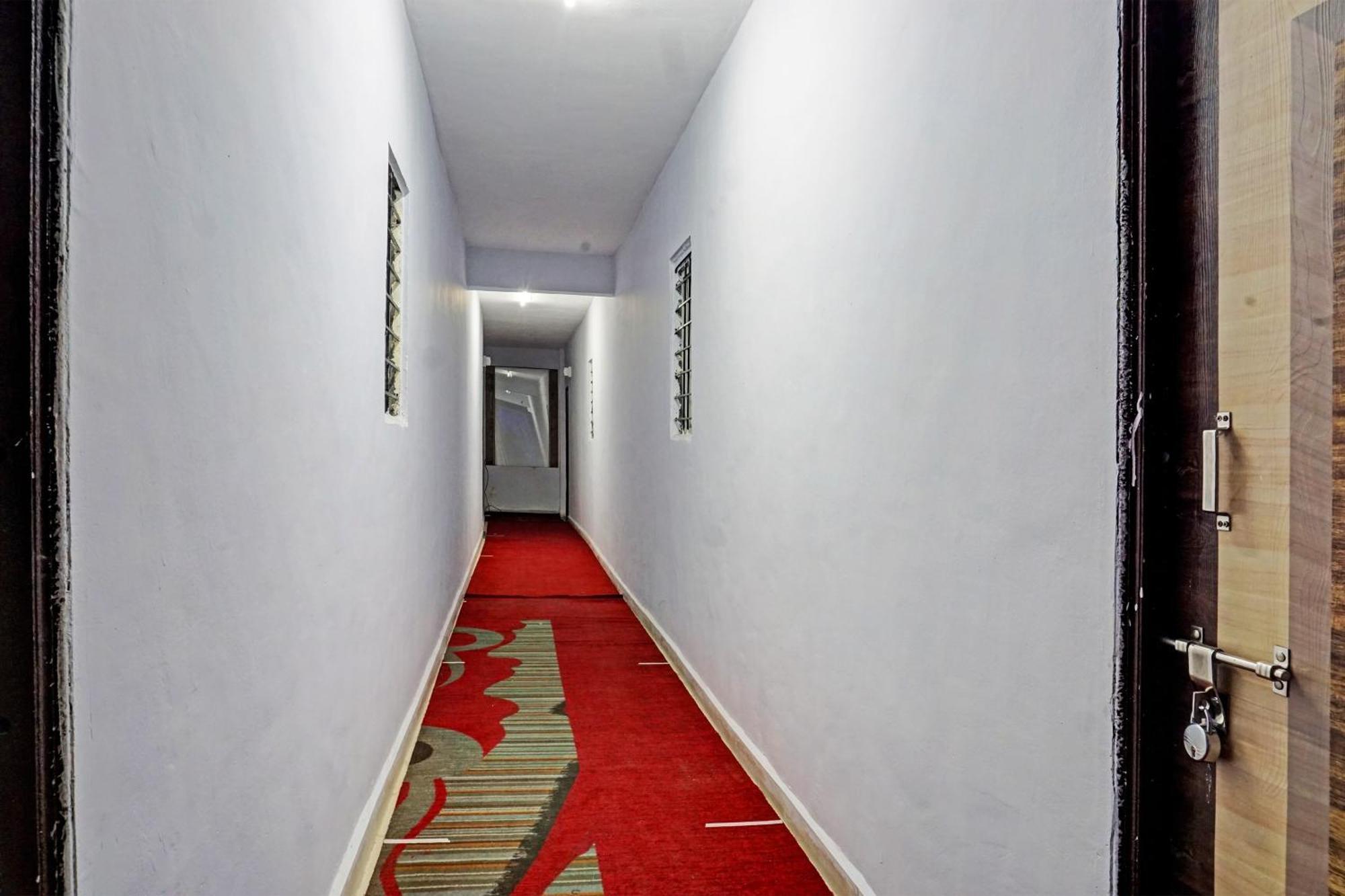 Oyo 820503 Lotus Lodge And Guest House Kharakvasla Extérieur photo