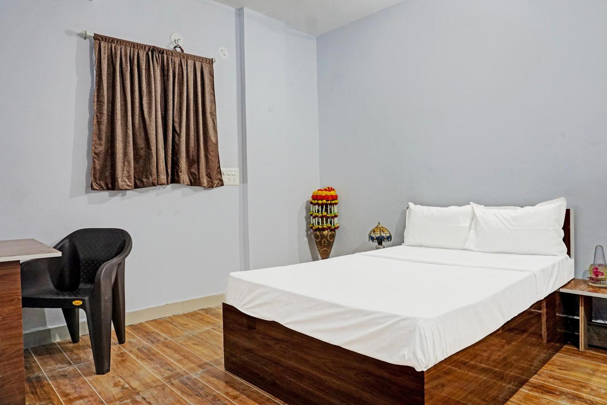 Oyo 820503 Lotus Lodge And Guest House Kharakvasla Extérieur photo