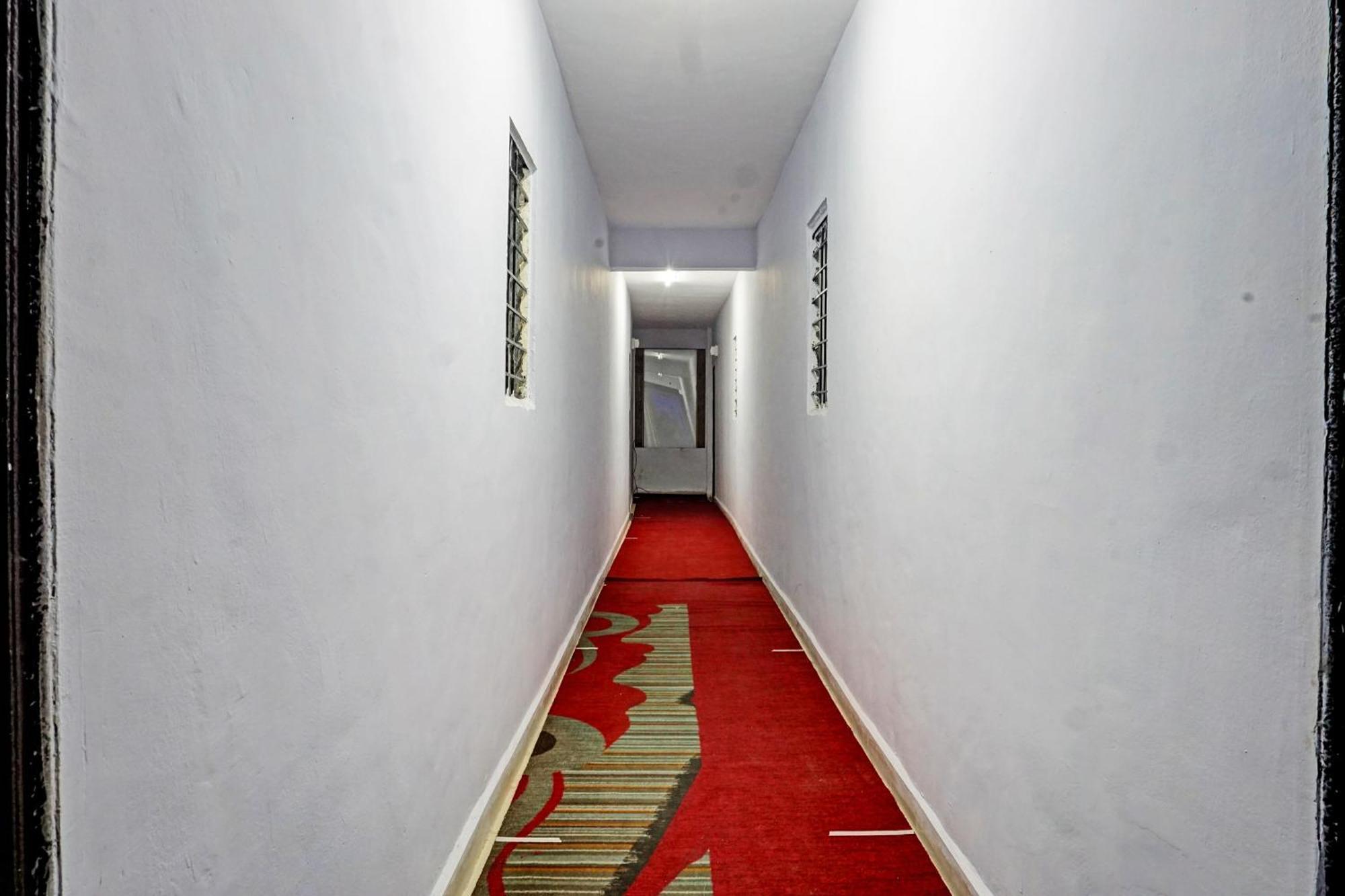 Oyo 820503 Lotus Lodge And Guest House Kharakvasla Extérieur photo