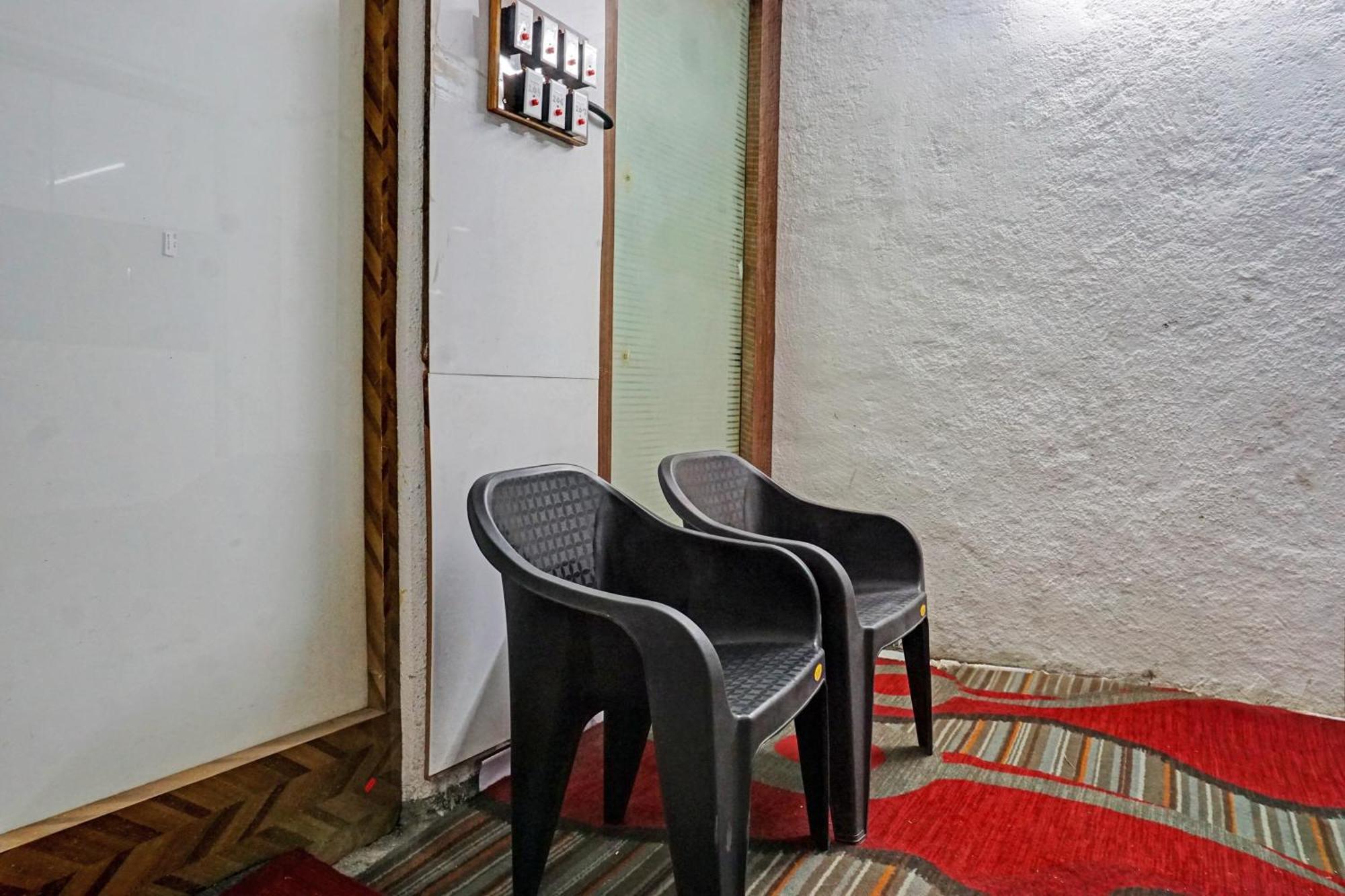 Oyo 820503 Lotus Lodge And Guest House Kharakvasla Extérieur photo